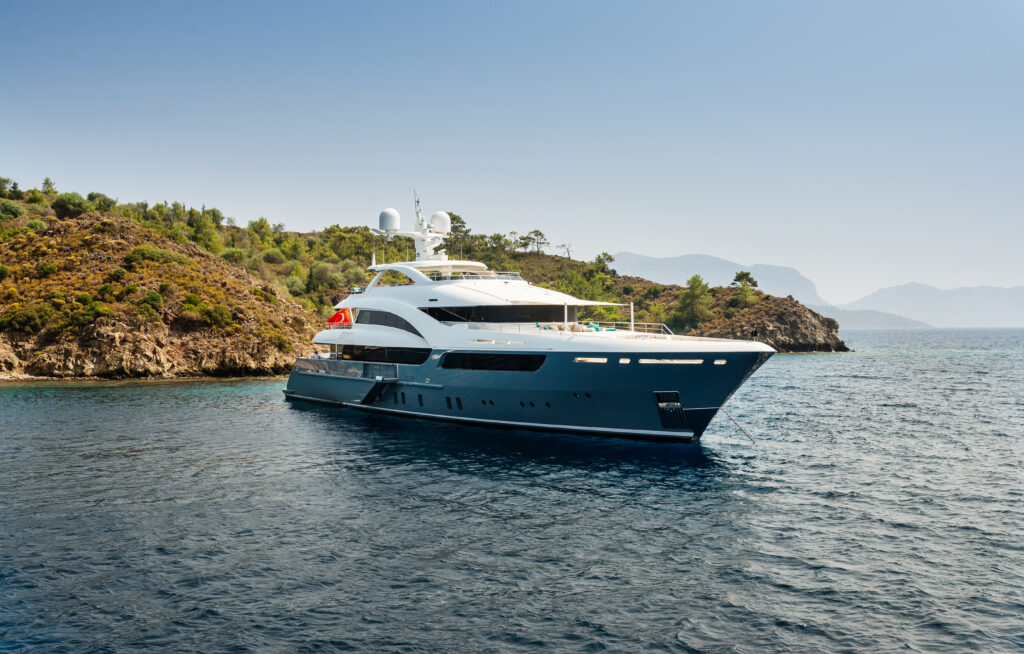 Grand yacht de luxe au milieu de la mer proche d'une île