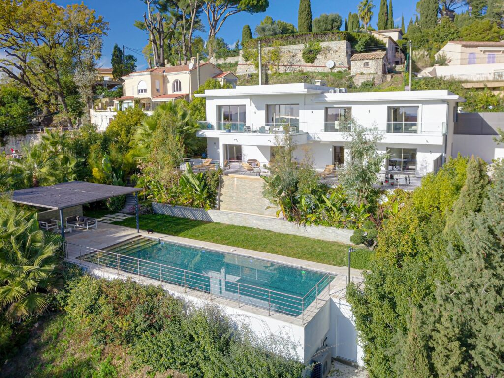 Vue aérienne d'une belle villa moderne avec piscine à Mougins