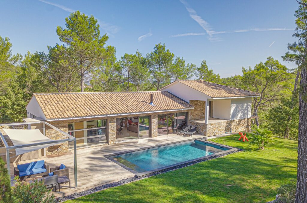 Vue aérienne d'une belle villa moderne avec piscine à Peynier